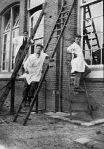 BV076 1 Weustenenk op ladder bij school